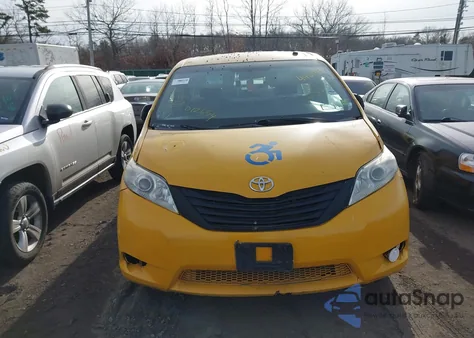 2016 Toyota Sienna L 7 Passenger z USA, uszkodzony, nr VIN 5TDZK3DC5GS761153